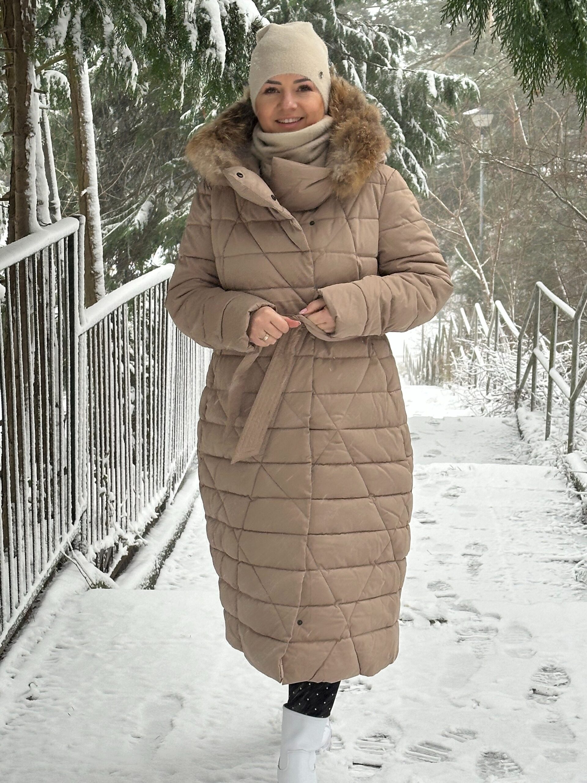 Długi damski płaszcz